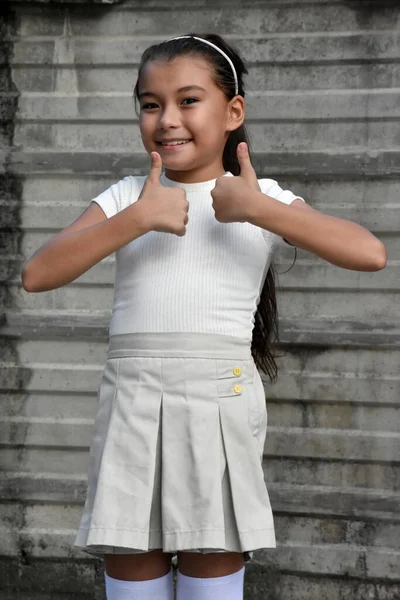 Asiatisches Kind Mit Daumen Hoch Nahe Der Mauer — Stockfoto