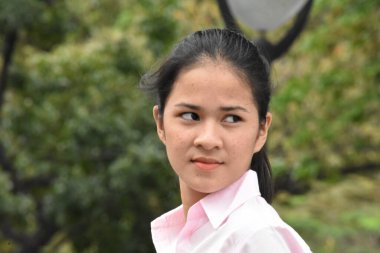 Kafası Karışık Genç Azınlık Kadın Öğrenci Kapanışı