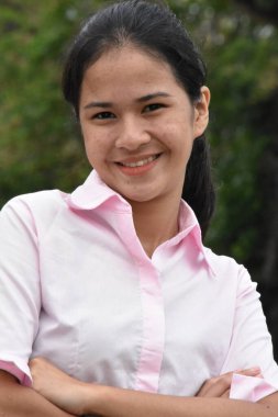 Gülümseyen Çok çeşitli bir kız Pembe tişörtlü vesikalık