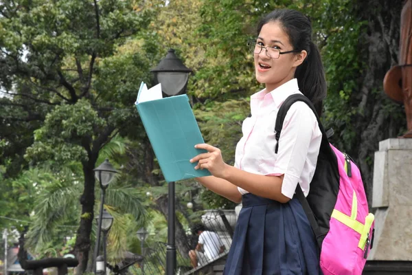 Διαβάζοντας Νεαρό Κορίτσι Σχολείο Έφηβος Φοιτητής Φορώντας Σακίδιο Σημειωματάρια — Φωτογραφία Αρχείου