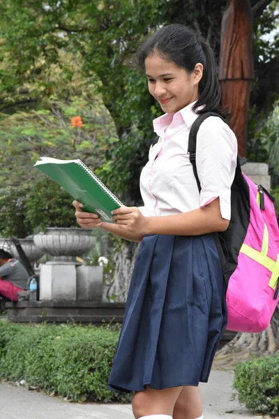 Έφηβη Μαθήτρια Που Διαβάζει Φορώντας Φούστα Βιβλία — Φωτογραφία Αρχείου
