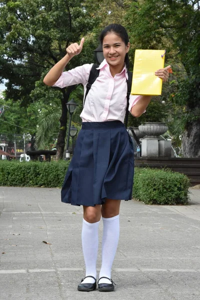 Estudante Feminina Com Polegares Para Cima Vestindo Uniforme Com Livros — Fotografia de Stock