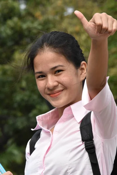 Διαφορετική Έφηβη Μαθήτρια Δάχτυλα Ψηλά Φορώντας Ροζ Πουκάμισο — Φωτογραφία Αρχείου