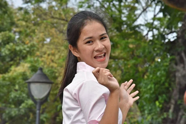 Eine Süße Philippinische Frau Die Draußen Lächelt — Stockfoto