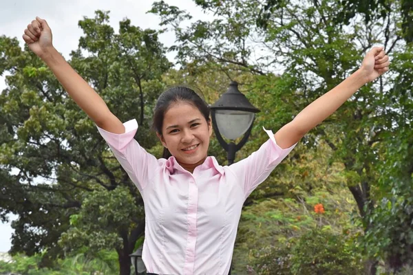 Úspěšný Pěkný Dospívající Dívka Sobě Růžové Tričko Parku — Stock fotografie