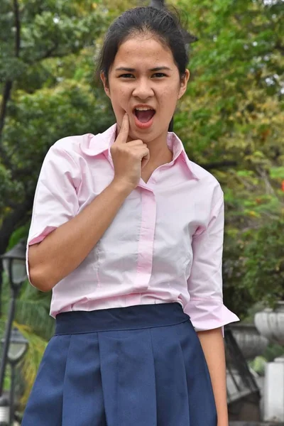 Junge Frau Mit Zahnschmerzen Trägt Rosa Hemd Park — Stockfoto