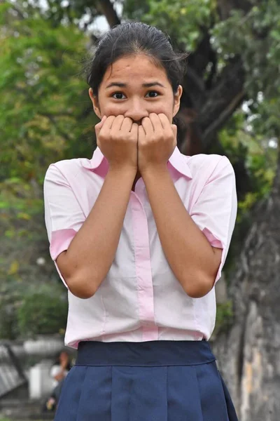 少数族裔女童军害怕在公园穿粉红色衬衫 — 图库照片
