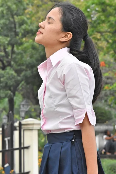 在公园里穿着粉红衬衫的多愁善感的青年女子 — 图库照片