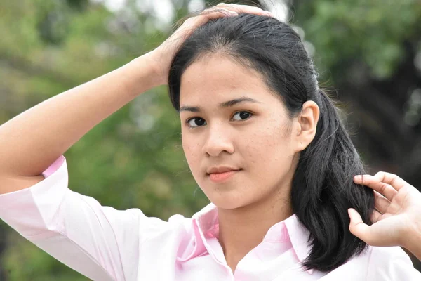 Egy Komoly Fiatal Ázsiai Lány — Stock Fotó