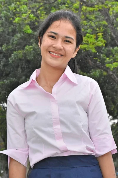 Sorrindo Filipina Adolescente Feminino Fora — Fotografia de Stock