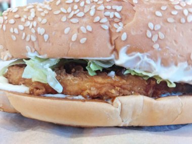 Mayıs Marul ve Çörekle Sandviç