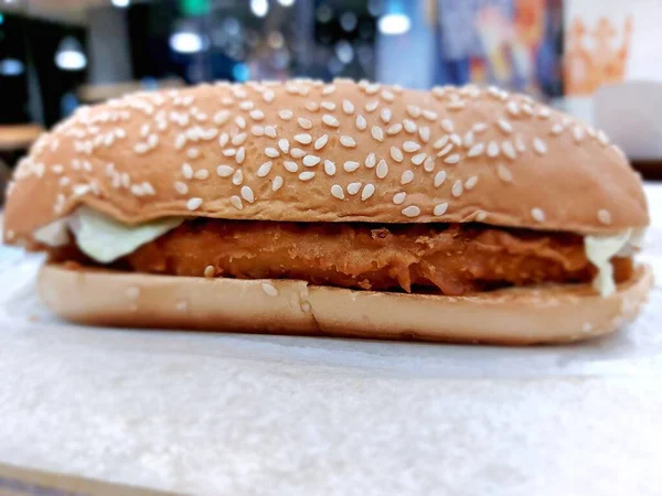 Een Breaded Chicken Sandwich Bun — Stockfoto