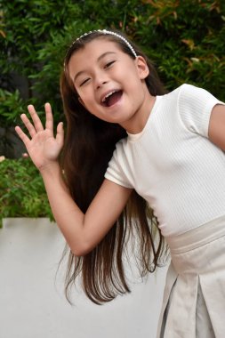 Şirin Filipinli Kız Etek Giyiyor