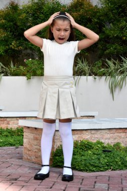 Asyalı Kız ve Endişe Park 'ta Duruyor