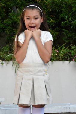 Ayakta Duran Şaşkınlık Dişi Çocuk