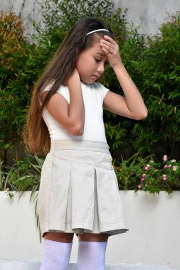 Stresli Genç Filipinli Çocuk Etek Giyiyor