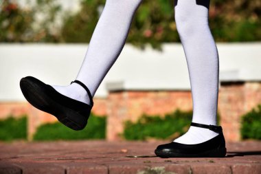 Siyah Ayakkabılı ve Beyaz Çoraplı Kız