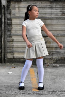 Filipinli Güzel Kız Dans Ediyor Duvarın Yanında Etek Giyiyor