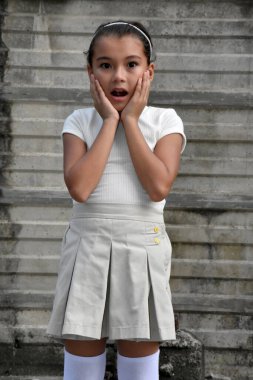 Duvarın Yanındaki Genç Asyalı Kız Şok Oldu