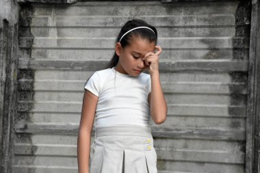 Filipinli Genç Çocuklar ve Depresyon Duvarın Yanındaki Saç bandı Giyiyor