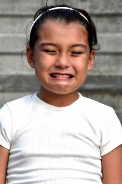 Ağlayan Filipinli Kız Duvarın Yanındaki Çocuklar