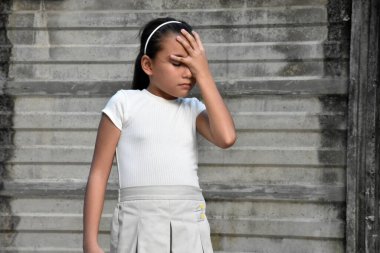 Duvarın yanında saç bandı takan Kadın Çocuk ve Depresyon