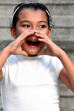 Duvarın yanında Genç Filipinli Çocuk diye bağırıyor