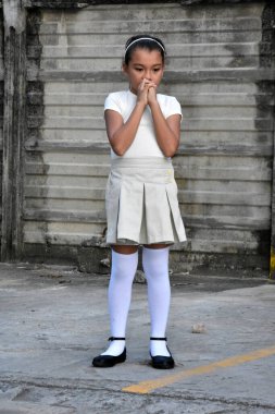 Otoparkta Namaz kılan Genç Filipinli Kadın