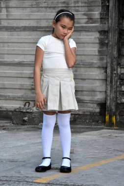 Sad Petite Philippina Duvarın Yanındaki Gençlik