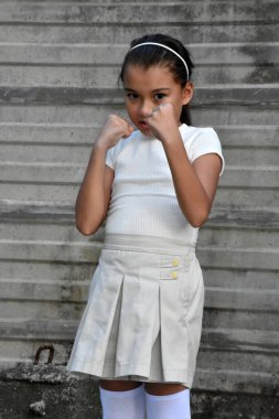 Filipinli Kadın ve Öfke Duvarın Önünde Etek Giyiyor