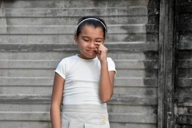 Ağlayan Şirin Filipinli Çocuklar Duvarın Yanında