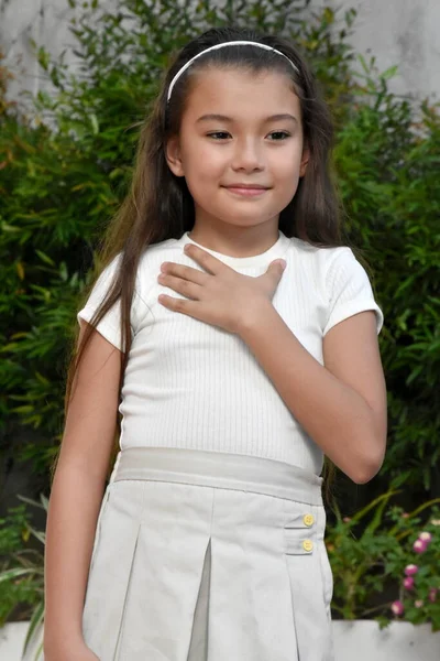 一个有鉴赏力的年轻菲律宾少女 — 图库照片