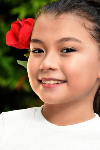 Ein Zierliches Philippinisches Mädchen Lächelt Großaufnahme — Stockfoto