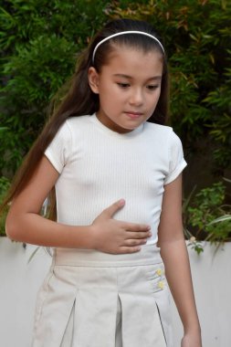 Ayakta Duran Bir Kadın Çocuk ve Hastalık