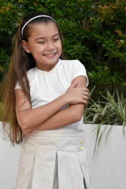 Gururlu Güzel Dişi Çocuk Ayakta Duruyor