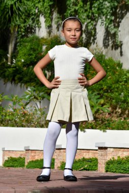 Ciddi Genç Filipinli Kadın Çocuk Ayakta Duruyor