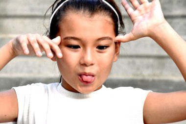 Çocuklar Duvar kenarında saç bandı takarak Komik Yüzler Yapıyor