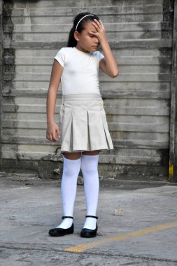 Güzel Filipinli Kız ve Endişe Duvarın Yanında Etek Giyen