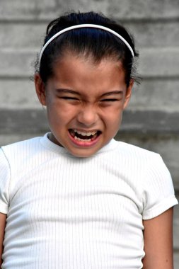 Dişi Çocuk ve Öfke Duvarın Yakınında