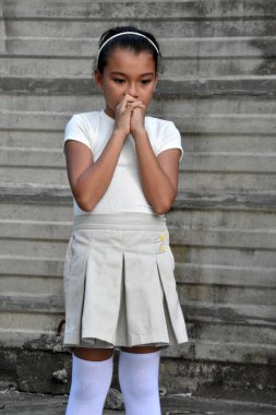 Duacı Filipinli Çocuklar Duvarın yanında Etek Giyiyorlar