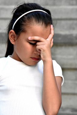 Kadın Çocuk ve Üzüntü Duvar Kenarında Saç bandı Giyiyor