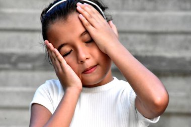 Stresli Filipinli Kadın Çocuk Duvarın Yanında