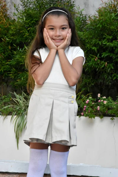 Zaskoczony Petite Dziewczyna Nastolatek Noszenie Spódnica — Zdjęcie stockowe