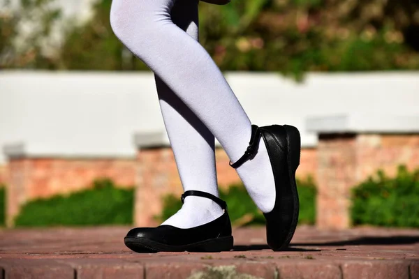 Дівчинка Чорними Черевиками Білими Шкарпетками — стокове фото