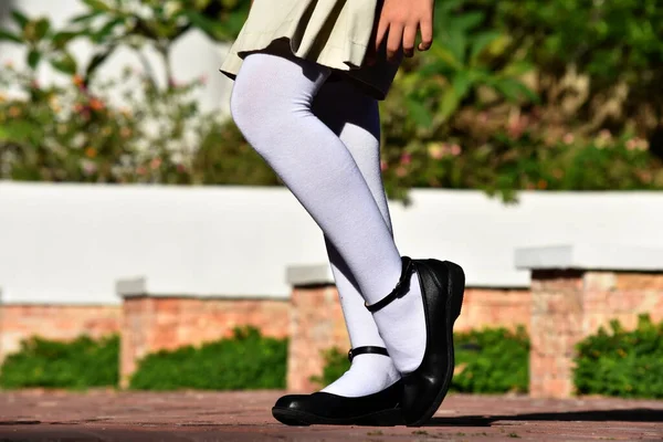 Chica Con Zapatos Negros Calcetines Blancos — Foto de Stock