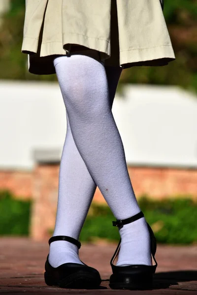Mujer Niño Usando Falda Calcetines Blancos — Foto de Stock