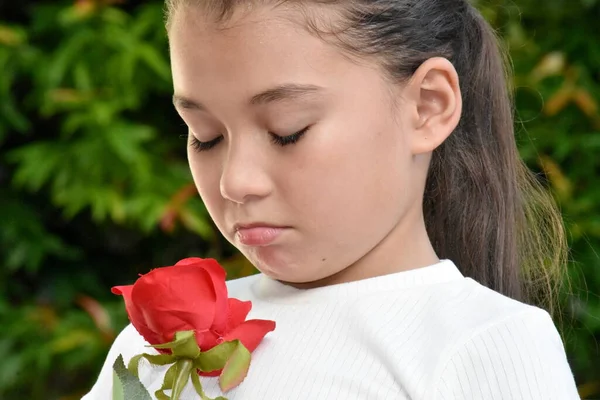 Пригнічена Дитина Філіппіни Носить Червону Квітку — стокове фото