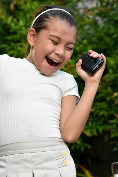Una Chica Usando Teléfono Celular — Foto de Stock