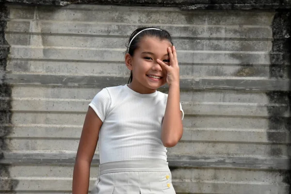 Bashful Niedlich Philippina Mädchen Der Nähe Wand — Stockfoto
