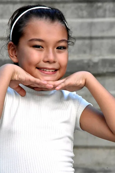 Мила Youthful Філіппінка Кід Біля Стіни — стокове фото